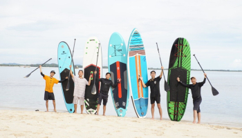 Menikmati Keindahan Alam Sambil Olahraga Stand Up paddle Board Pantai Penyusuk
